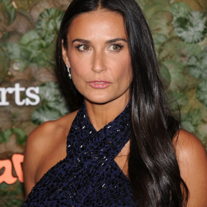 ديمي داخل منزلها