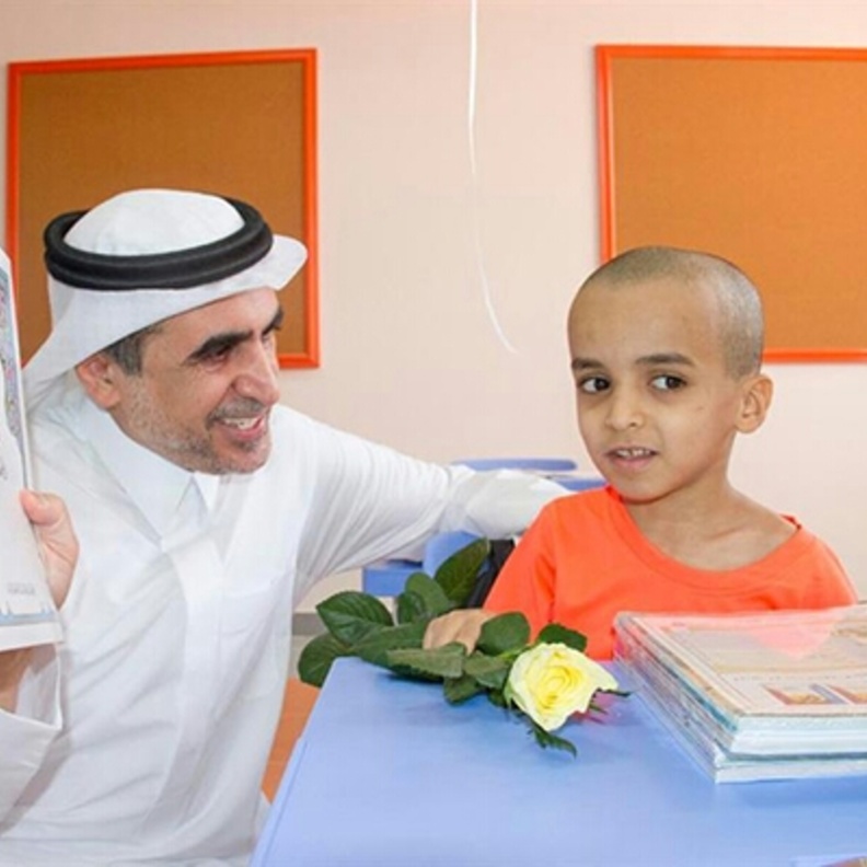  د.عزام الدخيل مع طلاب الابتدائي