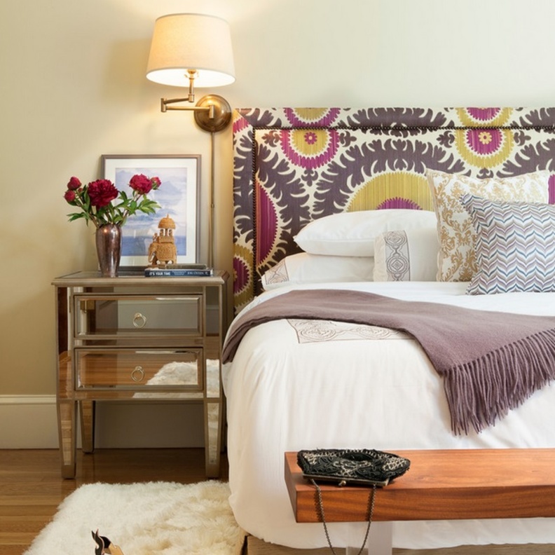 رأس سرير منجد بألوان أنثوية جميلة