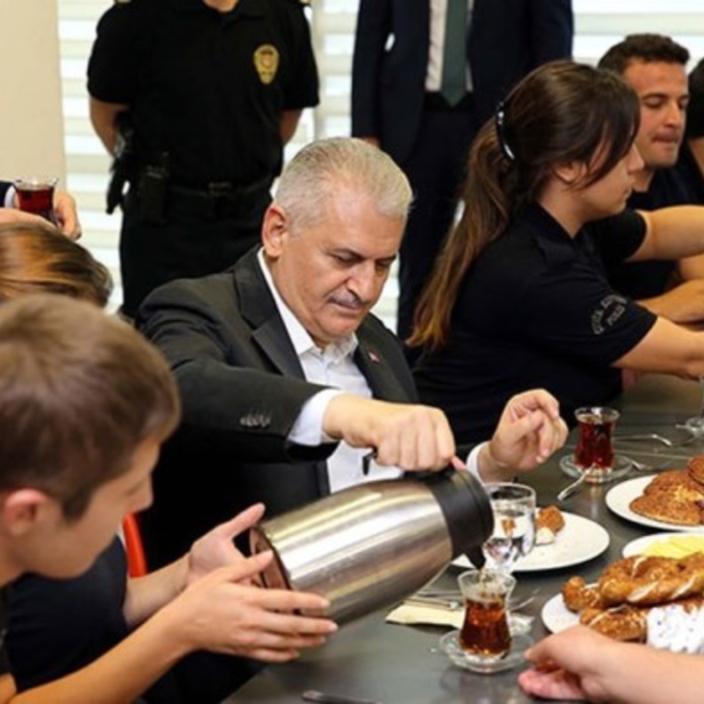 رئيس الوزراء التركي في مركز الشرطة