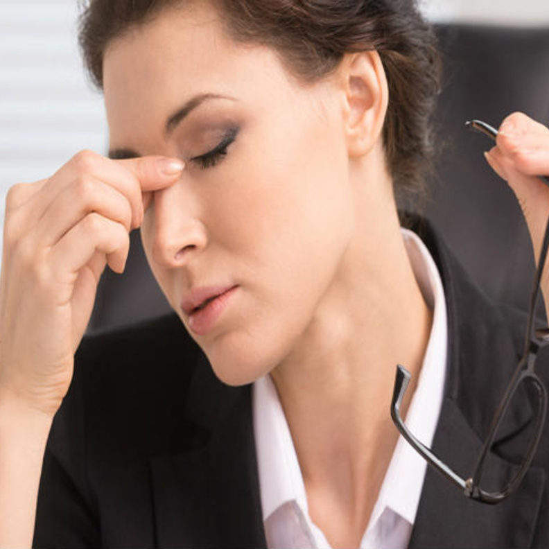 إجهاد العيون في العمل يؤدي إلى جفافها