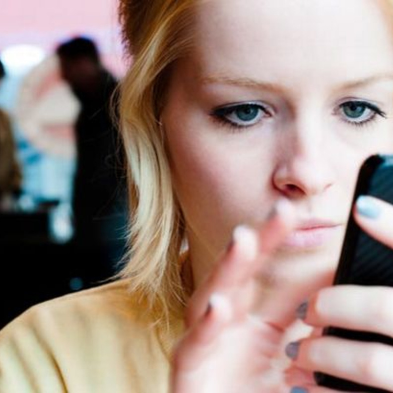 إدمان استخدام الموبايل يسبب أمراض صحية للجسم