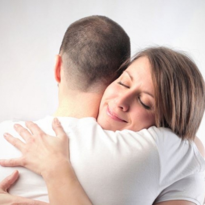 الإحتضان يسكن الآلام أكثر من المسكنات الطبية