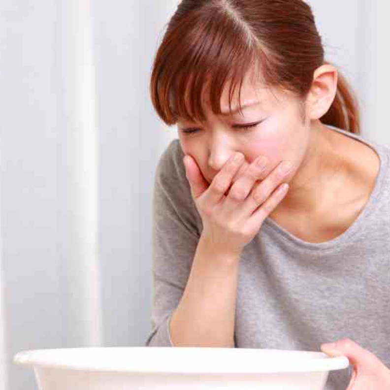  القيء أحد أبرز أعراض أمراض الكبد