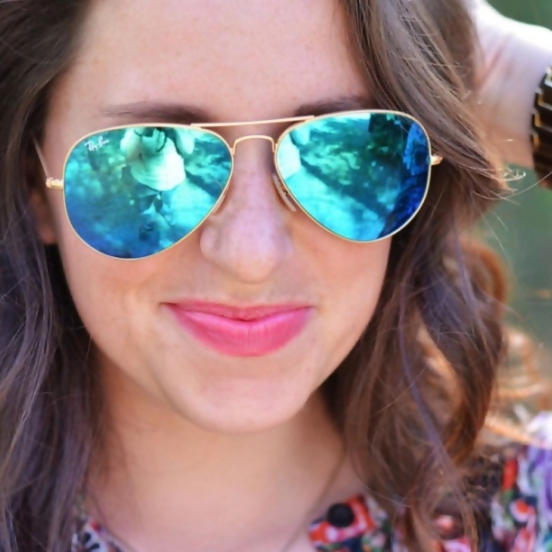 النظارات الشمسية مهمة للوقاية من المياه البيضاء في العين