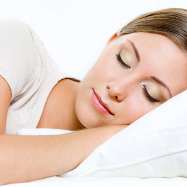  الوسائد والملابس المريحة تساعد على النوم الجيد