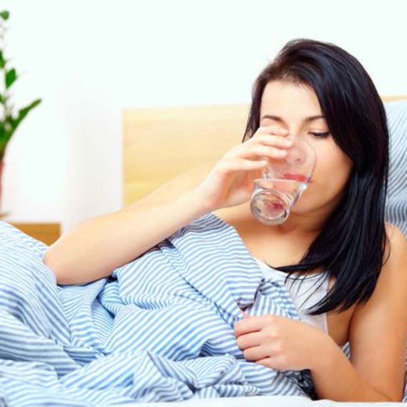 شرب كوب الماء المكشوف يسبب الأمراض المعوية