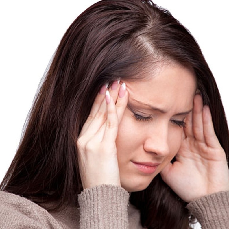 نوبات الصداع المزمن من أعراض إرتفاع هرمون الاستروجين