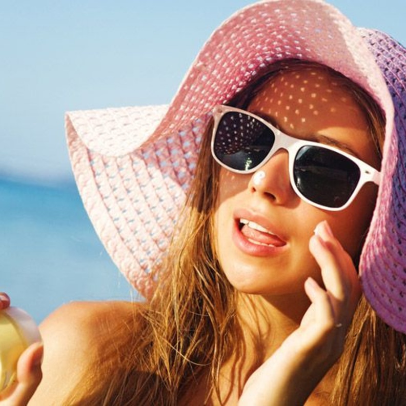 ارتداء القبعات مهم للوقايه من ضربه الشمس