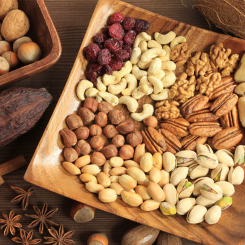  المكسرات غنية بفيتامين إي الذي يعالج التهابات الجلد