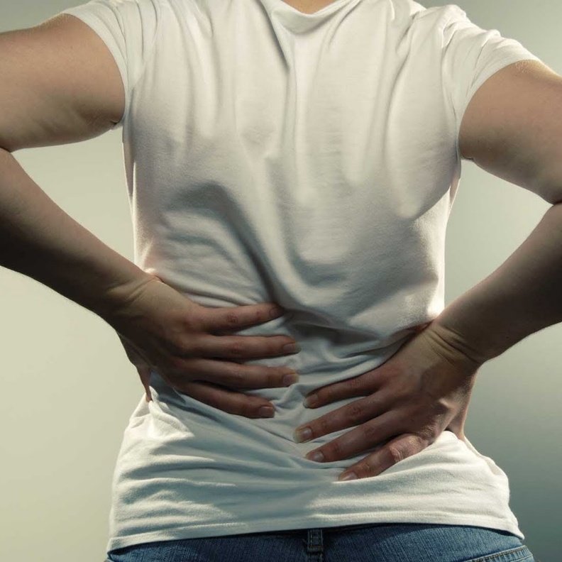 الممارسات الحياتيه الخاطئه اهم اسباب الام العمود الفقري