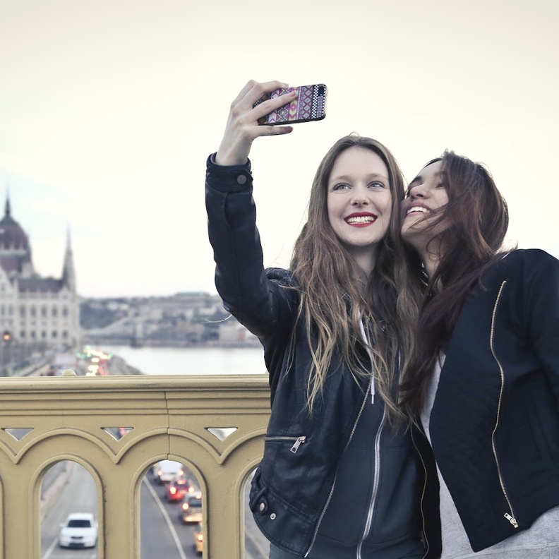 الهوس بتصوير السيلفي يسبب الاضطرابات النفسية