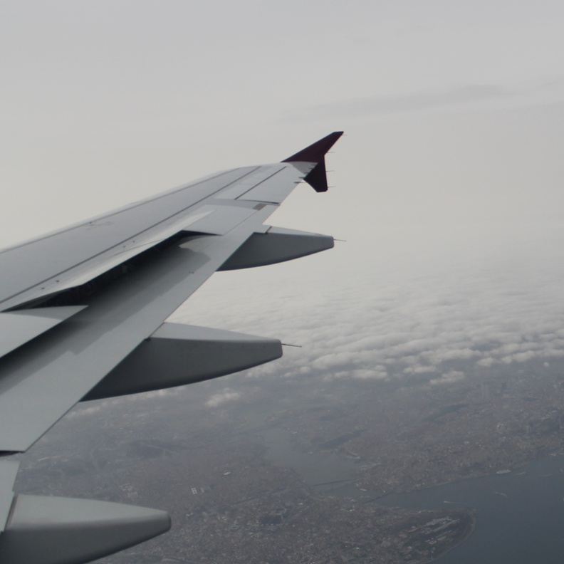 راكب ينهال على آخر ضربا في الطائرة