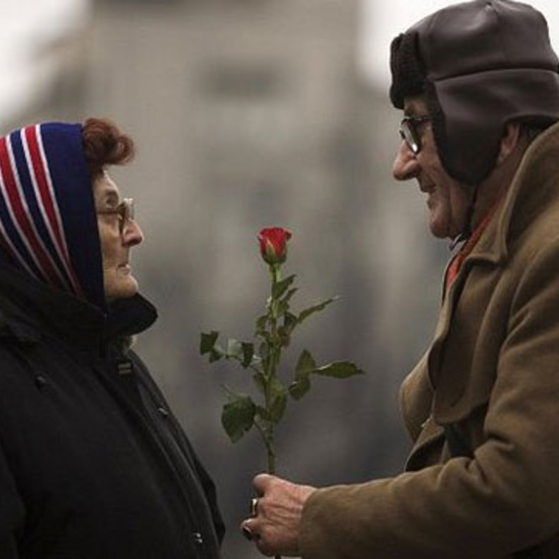 رجل في الثمانين يتغزل بزوجته ويرفض الزواج