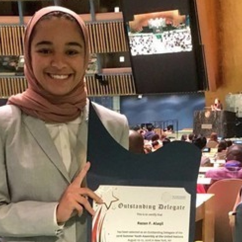 رزان عقيل مع شهادة التكريم 