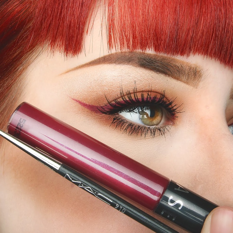 رسم الآيلاينر بأحمر الشفاه السائل 