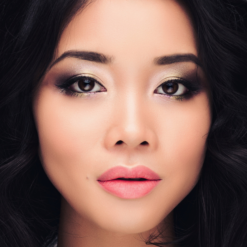 رسم الحواجب الكثيفة خطوة أساسية يوم الزفاف