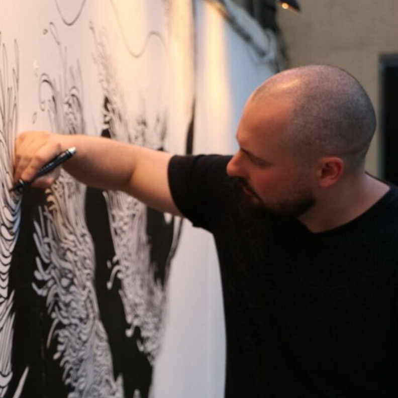 من لوحات المعرض