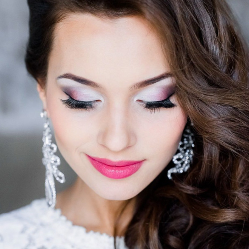 رسمات الآيلاينر الرفيع على الجفون العليا للعين