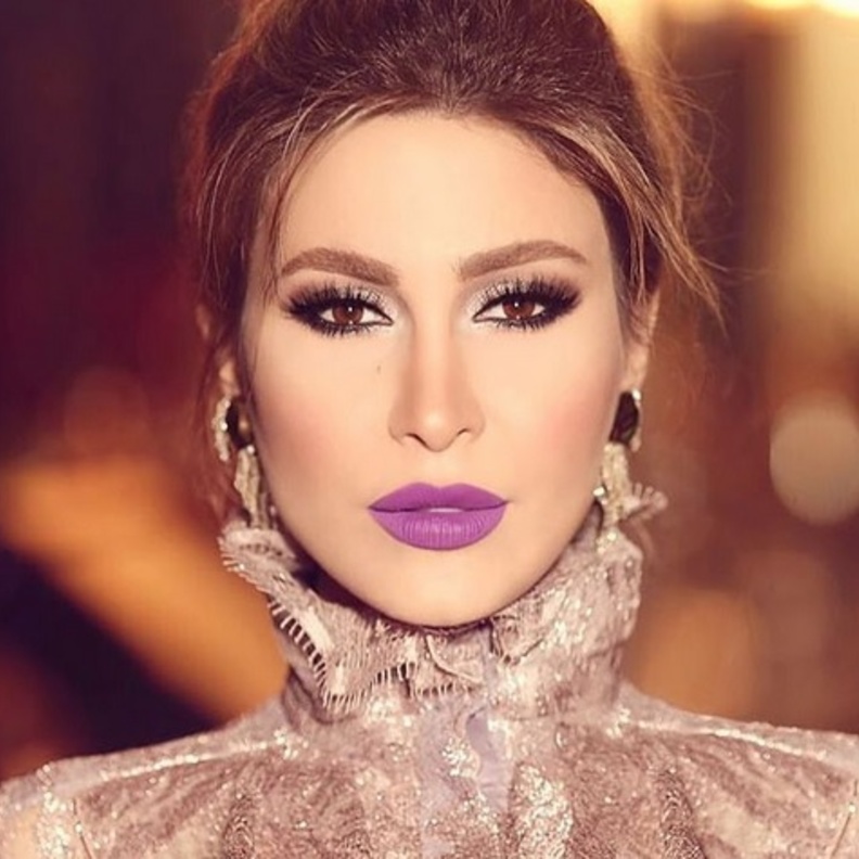 رسمات عيون بارزة مع الشفايف البنفسجية مع يارا