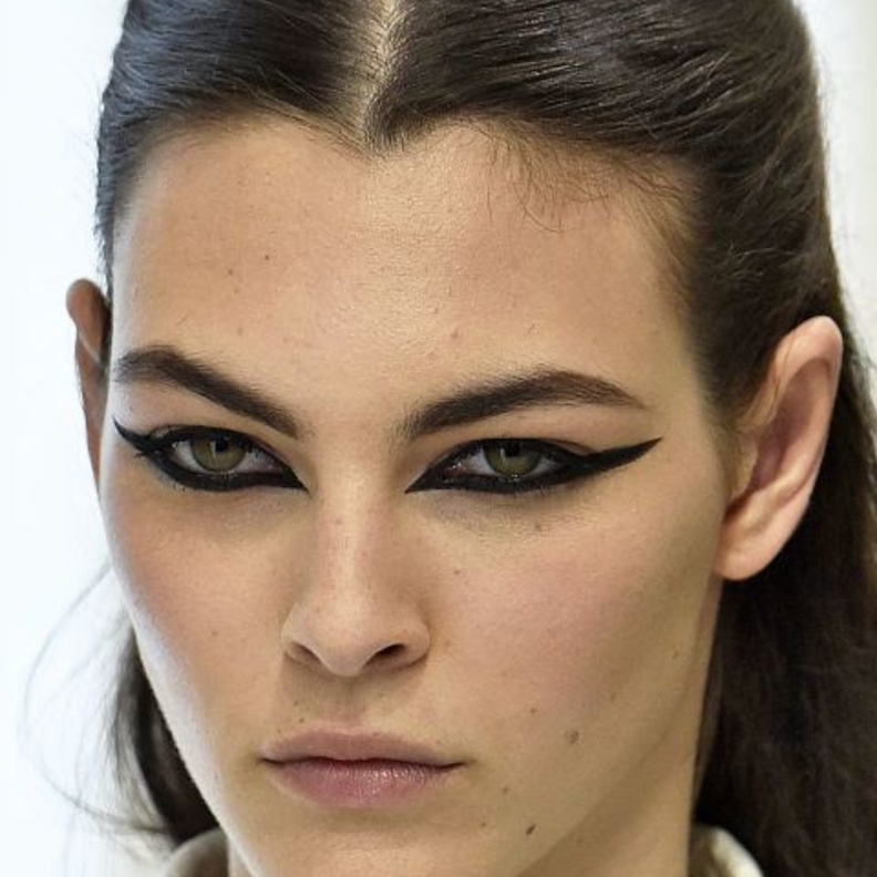 رسمات عيون مع الآيلاينر المشرق