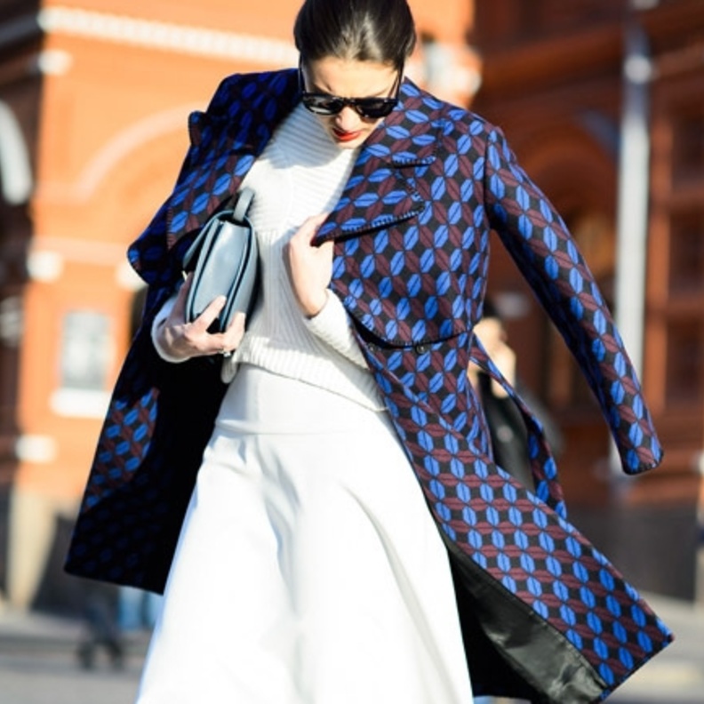 رشي القليل من سبراي الشعر على الملابس للتخلص من الكهرباء الساكنة