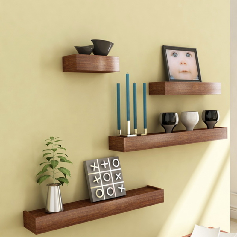 رفوف مناسبة لغرف نوم الأطفال لها شكل عشوائي تشكل بتجمعها مع بعضها ومع الرسم على الحائط صورة شجرة