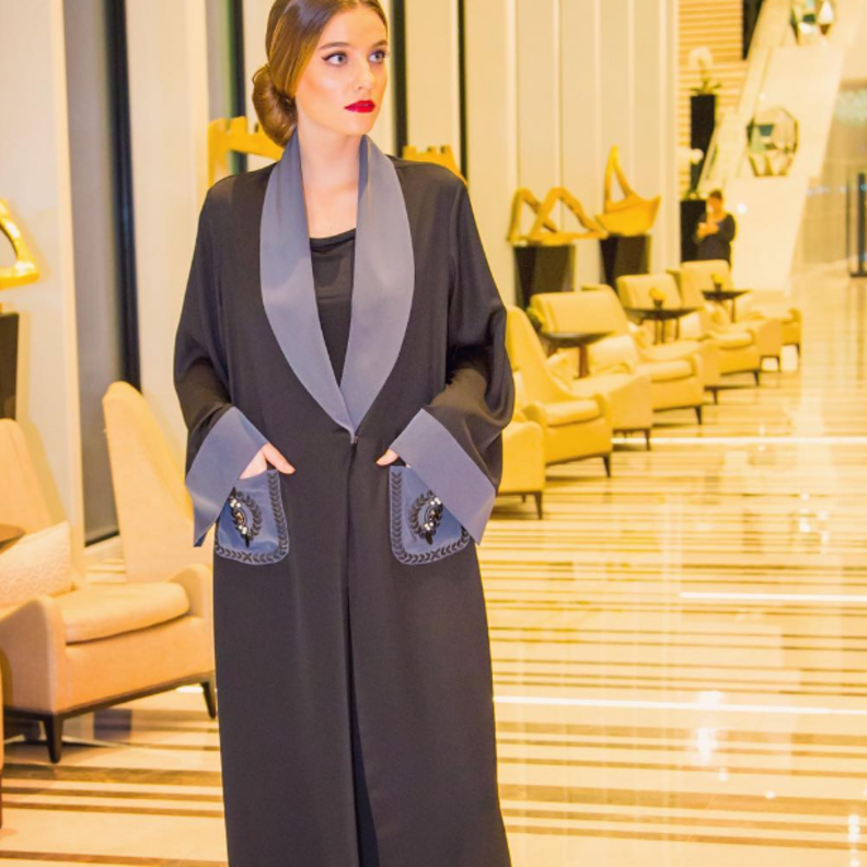 رقيّ وأناقة في عباية من تصميم عفّة الدبغي