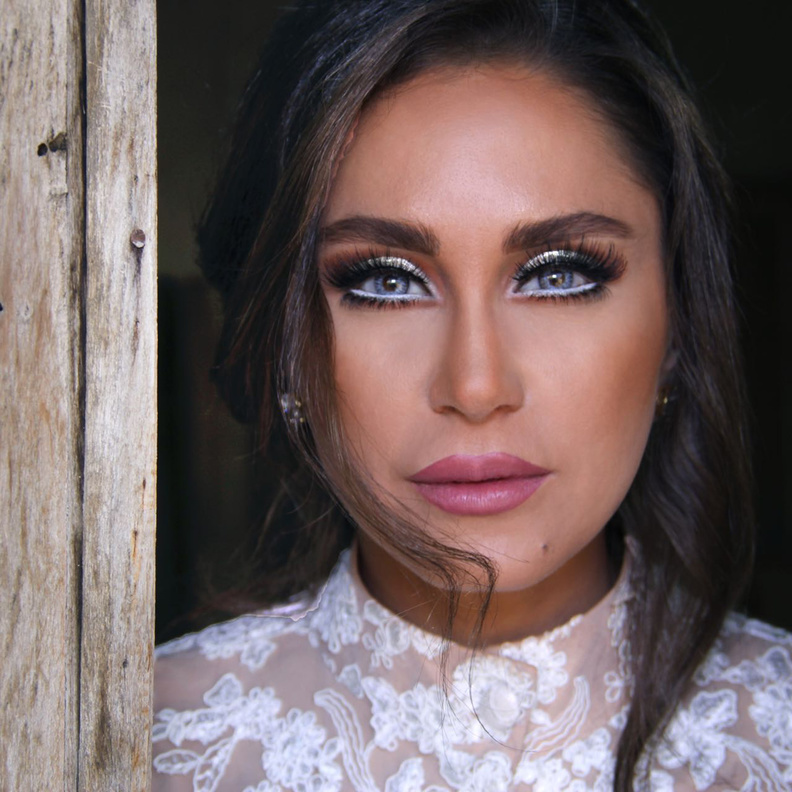 ركزت ديمة قندلفت في الفيديو كليب على ابراز العينين بألوان لمّاعة