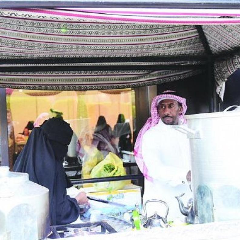 إقبال كبير على كشك "قهوة وشاي" يديره زوجان سعوديان 