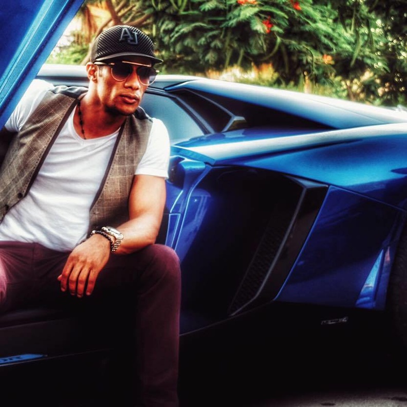 محمد رمضان يتنزه في سيارته