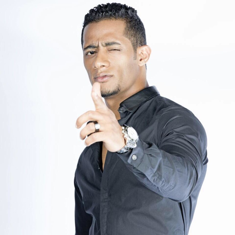 محمد رمضان يشعل النار بسيارته !