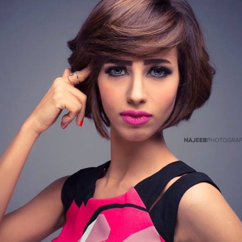 رنا سماحة تستجم على البحر