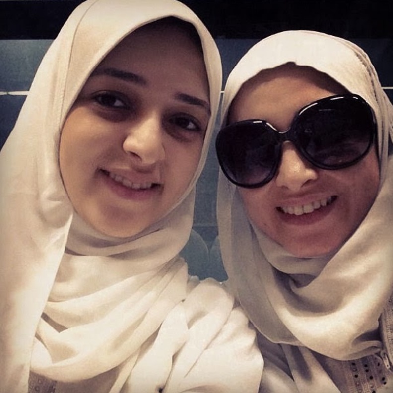 روجينا وابنتها أثناء رحلة العمرة