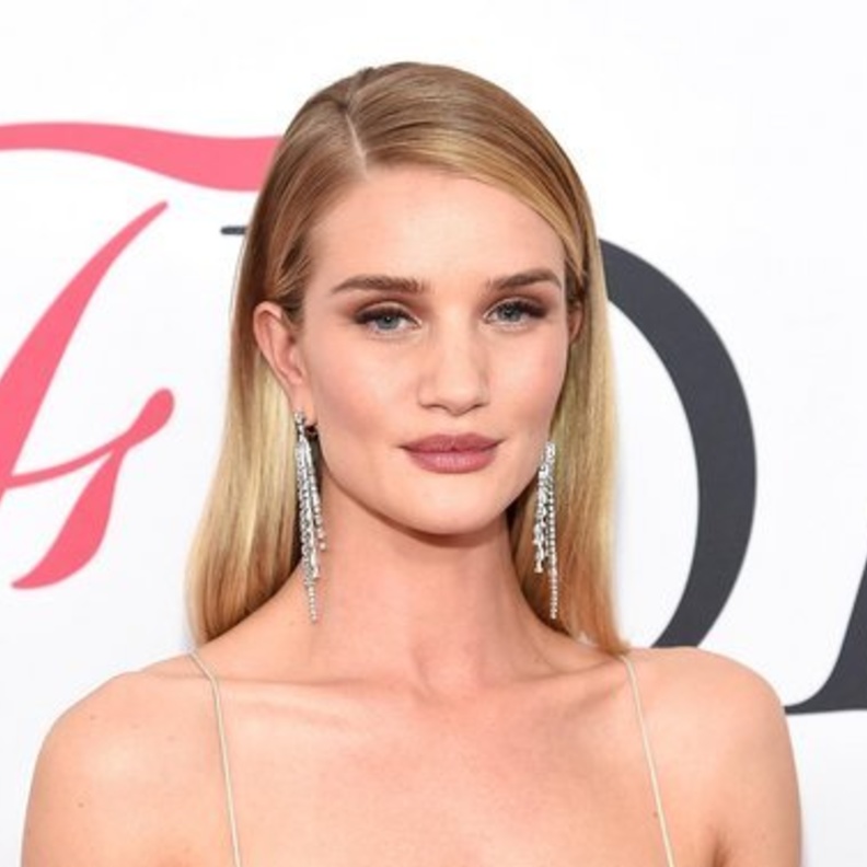 كريستينا بازان بتسريحة الشعر الجانبية والمبللة