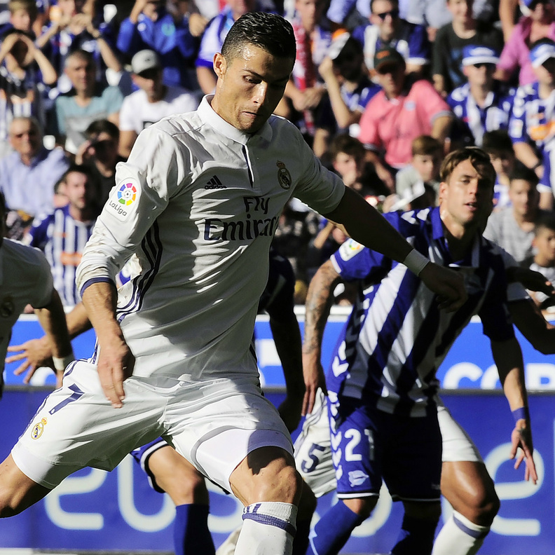 رونالدو يقود ريال مدريد لصدارة الدوري الأسباني