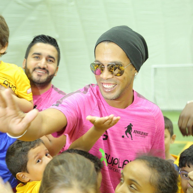 رونالدينيو مع الأطفال في دبي 