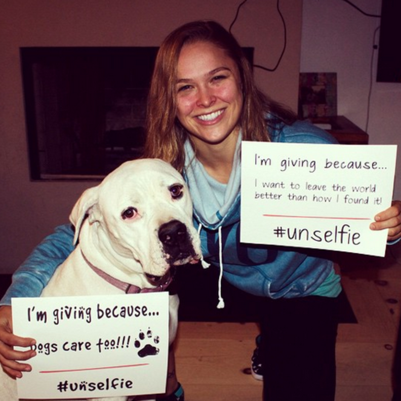 روندا روزي مع كلبها