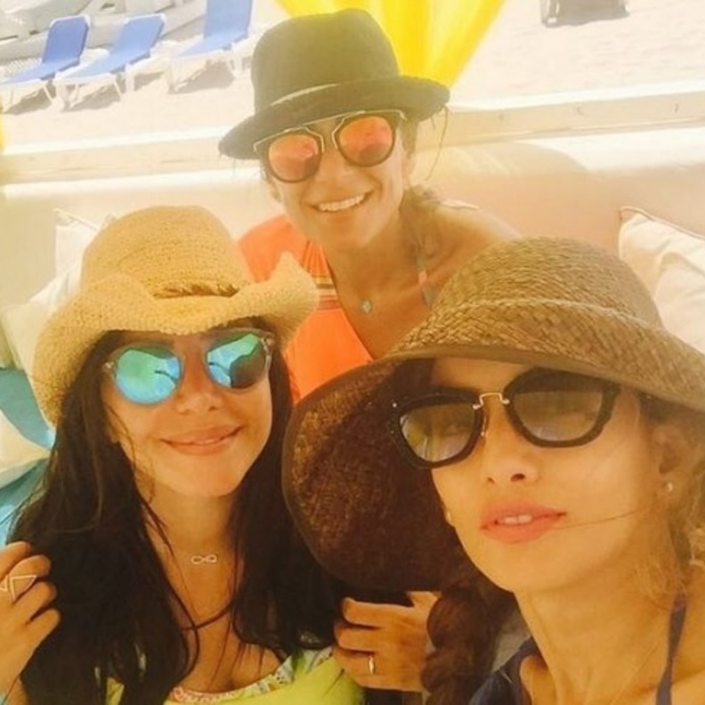 ريم البارودي وزينة على الشاطئ