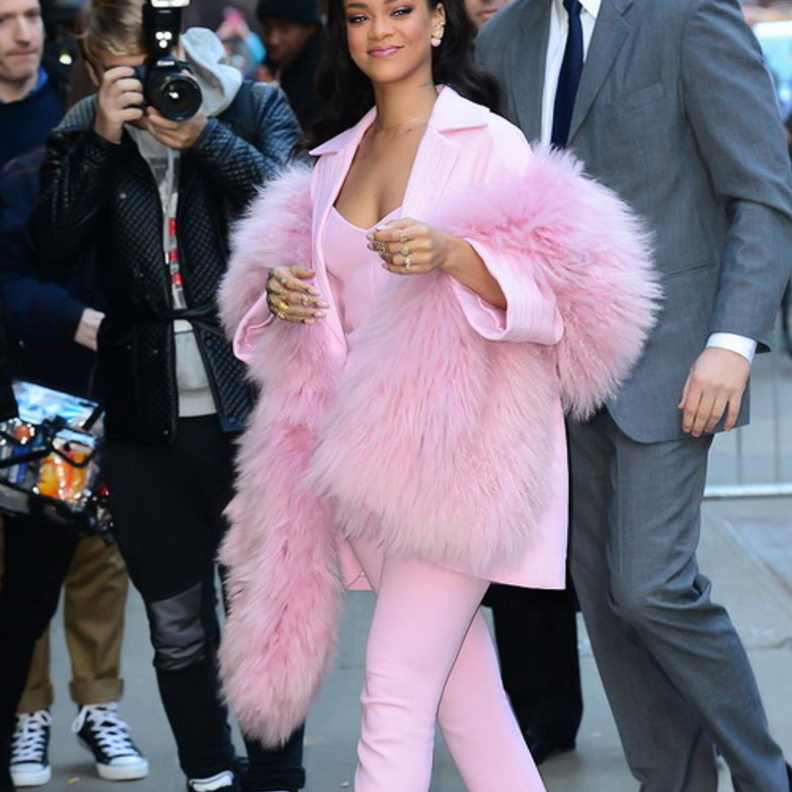 فيكتوريا بيكهام تبدو غاية في الأناقة في معطف الفرو