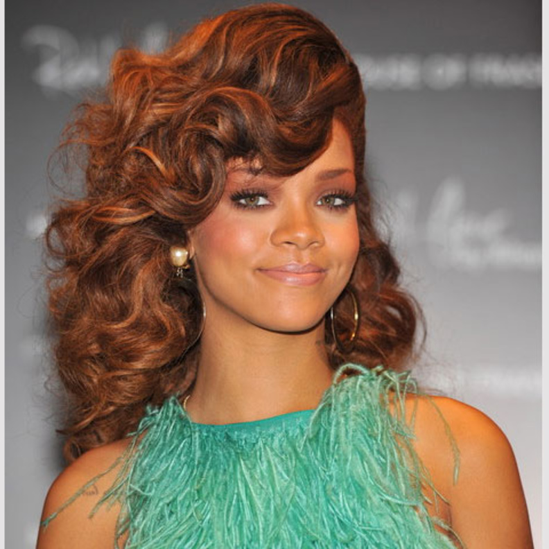 ريهانا لا تتخلى عن صبغات الشعر البني