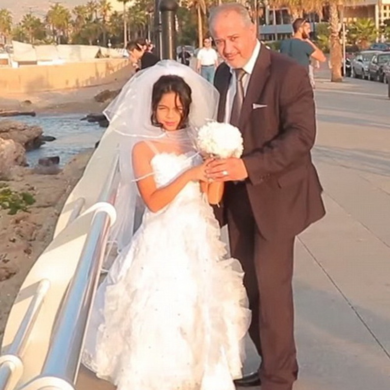 زفاف خمسيني بإبنة 12 عاماً 