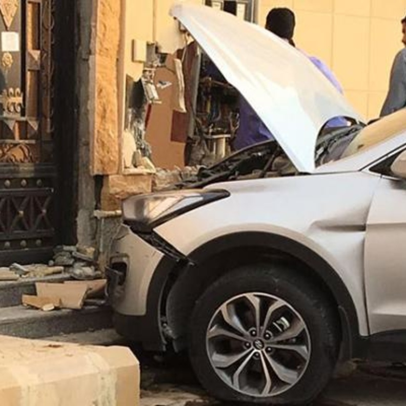 زوجة تقود سيارة زوجها وتصدم منزله الجديد