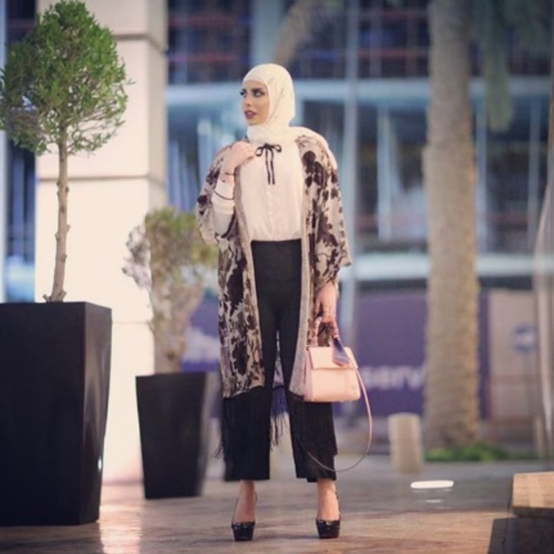 زوري اشكناني لا تتخلى عن البنطلون الأسود ذات الكعب العالي