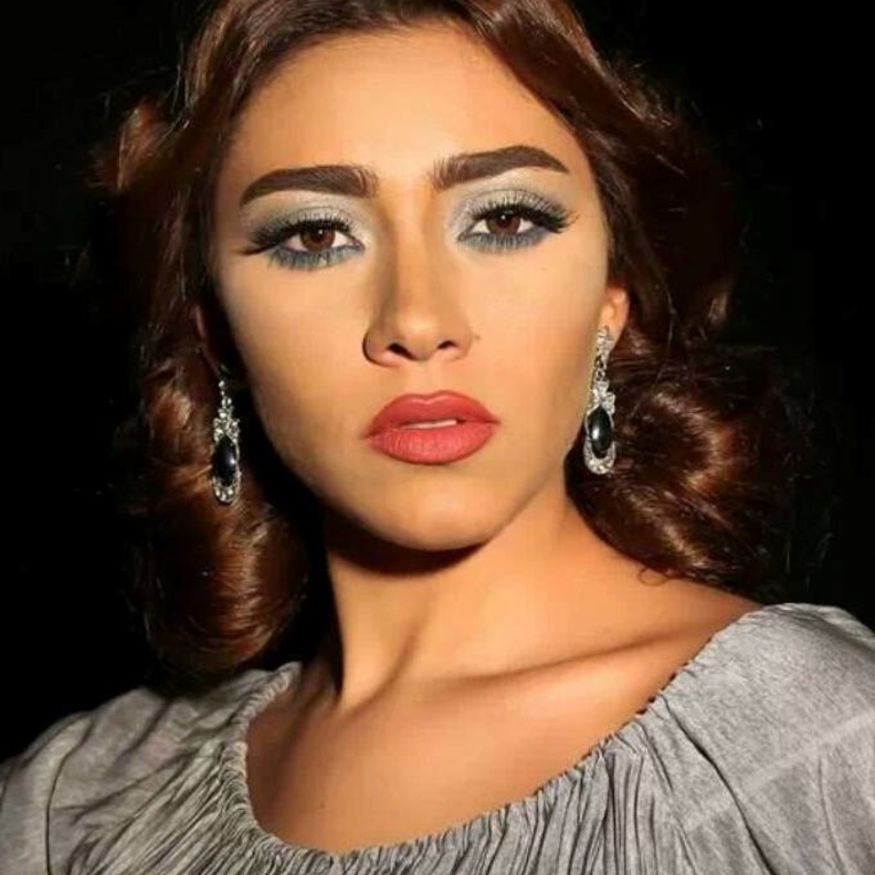 زيزي عادل تثير الجدل من جددي