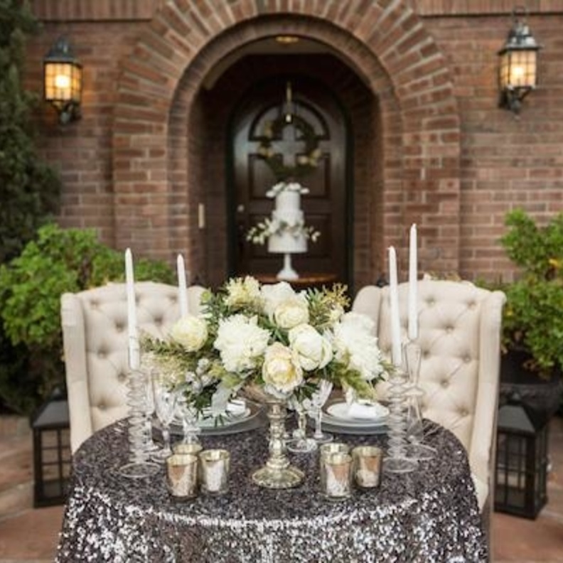 زينة فضية لطاولة العروسين