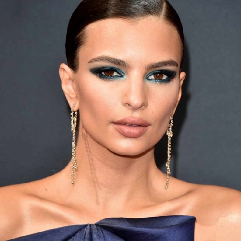 سارت الجميلة EMILY RATAJKOWSKI بمكياج ناعم يرتكز على ابراز العين بتدرجات الازرق