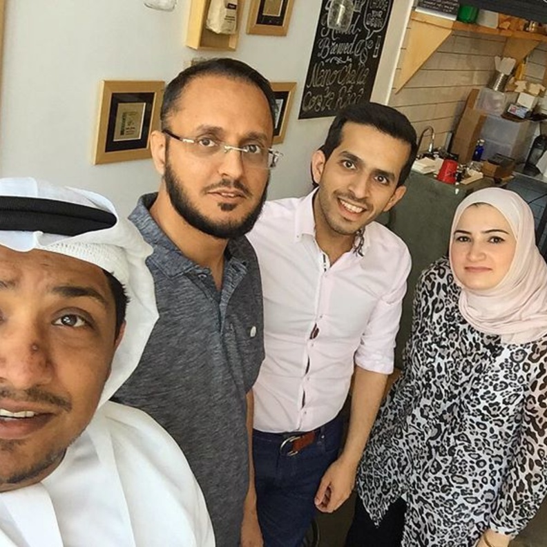 ساره مع فريقها الذي ساندها بالفوز 