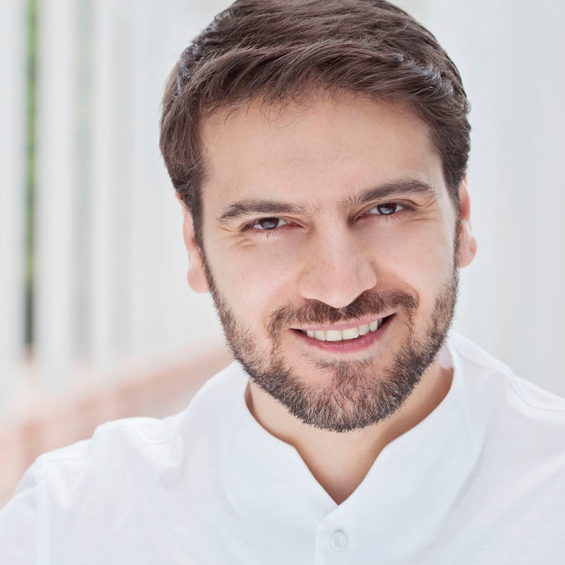 سامي يوسف يغني سابيح من شعر الشيخ محمد بن راشد آل مكتوم