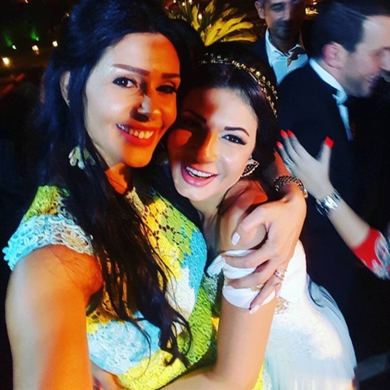 ساندي في زفاف صديقتها نجلاء بدر